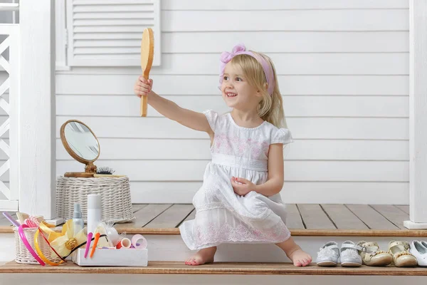 Mała Dziewczynka Zagraj Salonie Piękności Domu Ganku — Zdjęcie stockowe