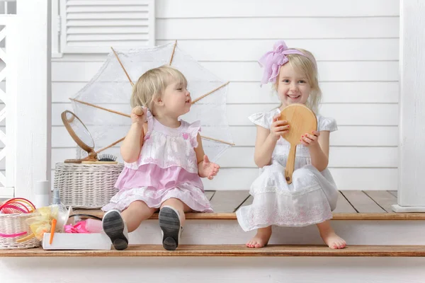 Deux Petites Filles Jouent Dans Salon Beauté Sur Terrasse Maison — Photo