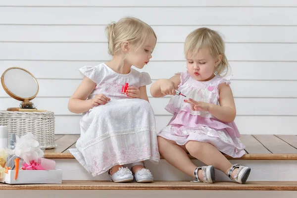 Deux Petites Filles Jouent Dans Salon Beauté Sur Terrasse Maison — Photo