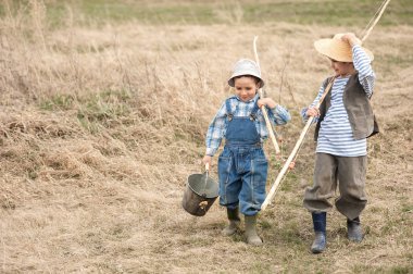 Çocuklar yaz sıcak bir günde nehirde balık tutmak