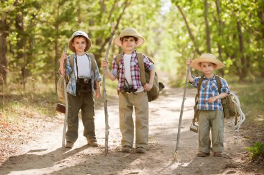 Sırt çantaları ile bir orman yolunda Çocuklar