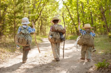 Sırt çantaları ile bir orman yolunda Çocuklar