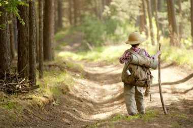 Sırt çantaları ile bir orman yolunda Çocuklar