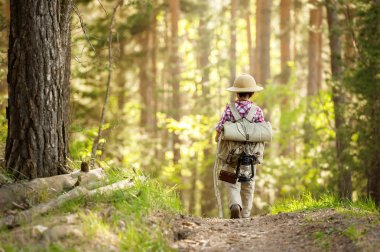 Sırt çantaları ile bir orman yolunda Çocuklar