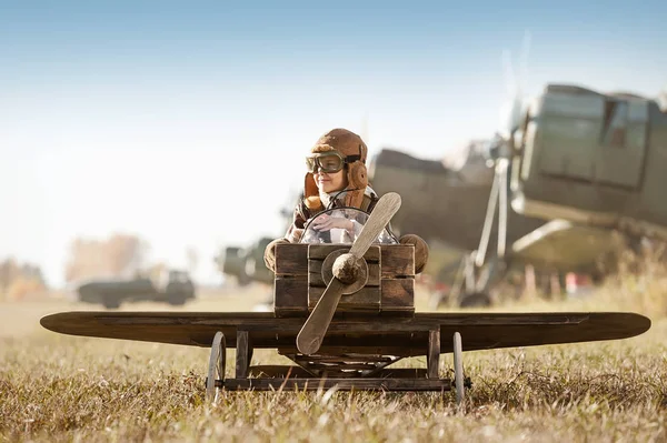 Retrato do jovem aviador em uma criança de avião de brinquedo — Fotografia de Stock