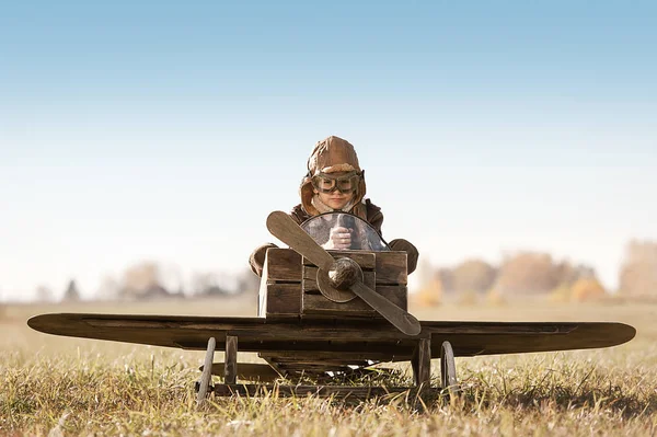 Portret van de jonge vlieger in een speelgoed vliegtuig kind — Stockfoto
