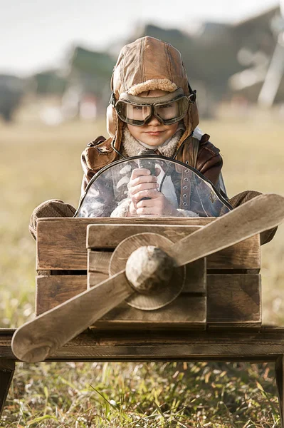 おもちゃの飛行機の子供の若い飛行士の肖像画 — ストック写真