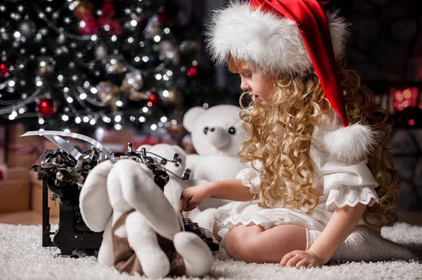 �hild writes a letter to Santa Claus wishes — Stock Photo, Image