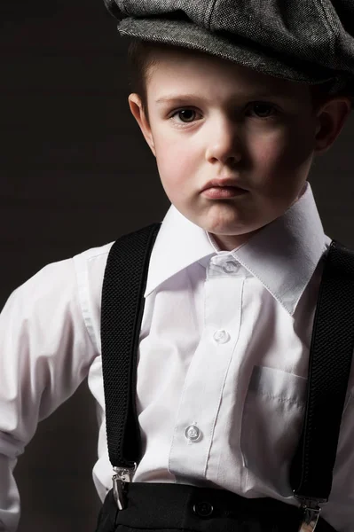 Retrato de um menino em uma imagem do gangster — Fotografia de Stock