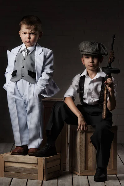 Portret van een jongens in een afbeelding van de gangsters — Stockfoto