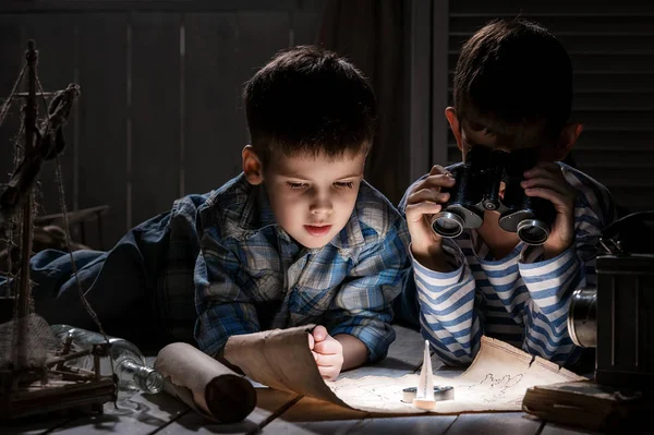 Kinderen leren de oude kaart — Stockfoto
