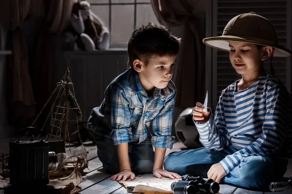 Children learn the old map — Stock Photo, Image