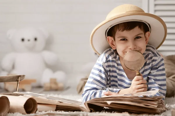 Pojke i bild resenären spela i hans rum — Stockfoto