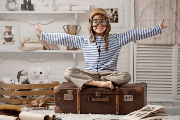 Menino em seu quarto brincando com avião — Fotografia de Stock