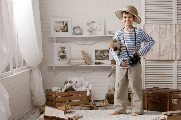 Pojke i bilden av sjöman spelar i hennes rum — Stockfoto
