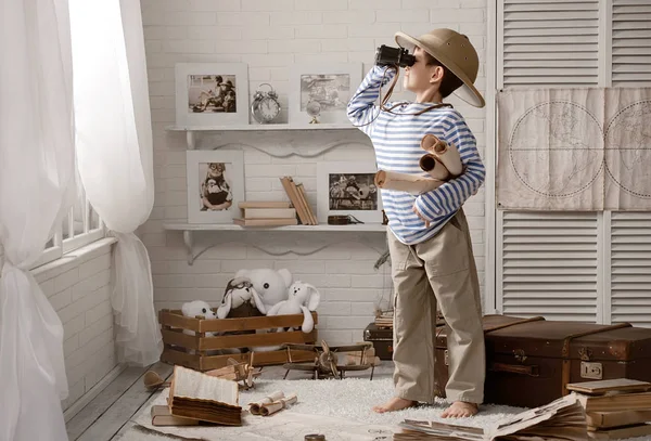 Menino na imagem de marinheiro brincando em seu quarto — Fotografia de Stock