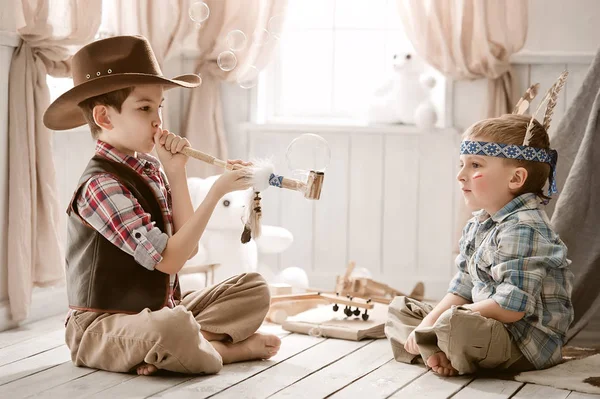 Hintli ve kovboy olarak boys onun odasında oynuyor — Stok fotoğraf