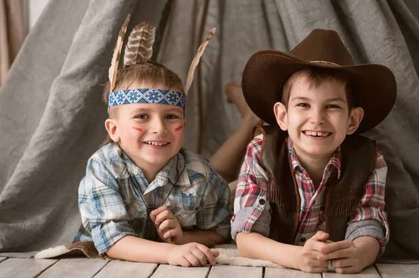 Boys as Indian and cowboy playing in her room — Stock Photo, Image