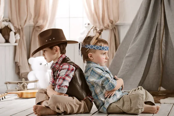 Boys as Indian and cowboy playing in her room — Stock Photo, Image