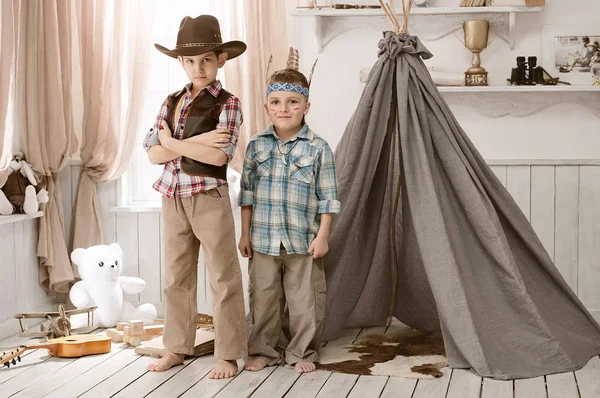 Jungen als Indianer und Cowboy spielen in ihrem Zimmer — Stockfoto