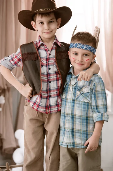 Boys as Indian and cowboy playing in her room — Stock Photo, Image