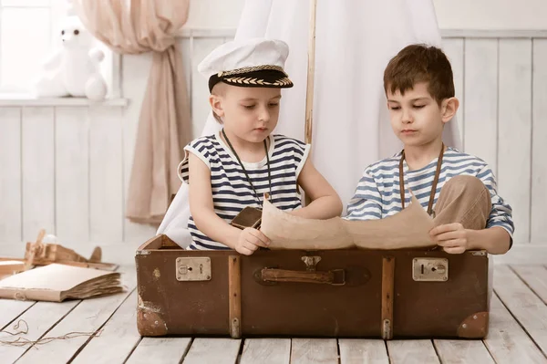 Meninos na imagem de marinheiros brincando em seu quarto — Fotografia de Stock