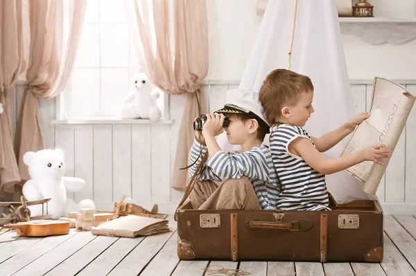 Хлопці в образі моряків, які грають у її кімнаті — стокове фото