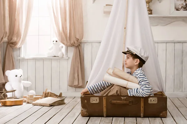 Niño en la imagen de marinero jugando en su habitación —  Fotos de Stock