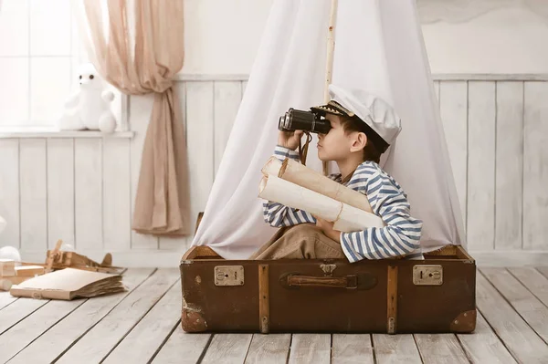 Pojke i bilden av sjöman spelar i hennes rum — Stockfoto