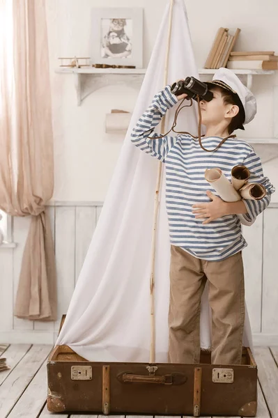 Pojke i bilden av sjöman spelar i hennes rum — Stockfoto