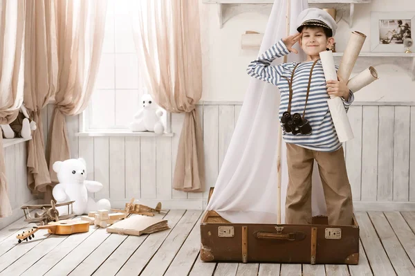 Niño en la imagen de marinero jugando en su habitación —  Fotos de Stock