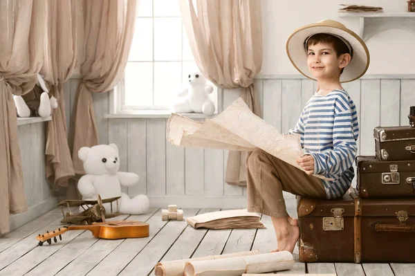 Retrato de un niño en una imagen del viajero —  Fotos de Stock