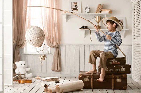 Rapaz começa balão no meu quarto — Fotografia de Stock