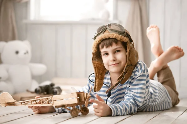 Portret van een jonge jongen met zijn handen in de lucht — Stockfoto