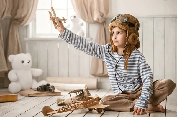 Portret van een jonge jongen met zijn handen in de lucht — Stockfoto