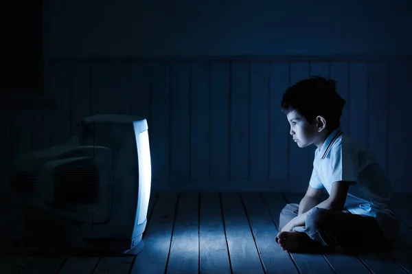 Junge schaut nachts fern — Stockfoto
