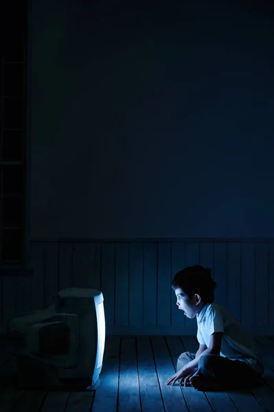 Menino assistindo TV à noite — Fotografia de Stock