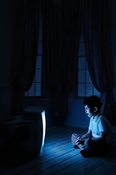 Мальчик смотрит телевизор ночью — стоковое фото