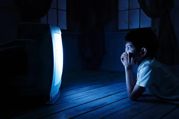 Menino assistindo TV à noite — Fotografia de Stock