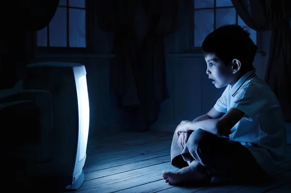 Jongen kijken tv 's nachts — Stockfoto