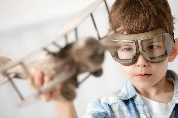 Portret van een jonge jongen met zijn handen in de lucht — Stockfoto