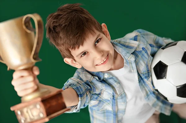 Πορτρέτο ενός αγοριού με έναν πρωταθλητή Κυπέλλου — Φωτογραφία Αρχείου