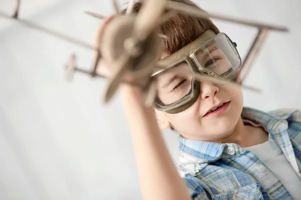 Retrato de un niño con las manos en alto —  Fotos de Stock