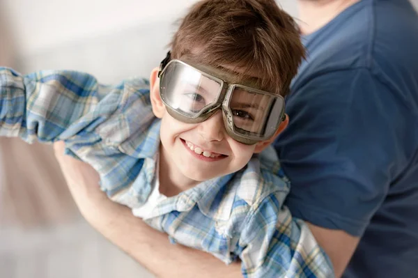 Kleiner Junge träumt vom Fliegen — Stockfoto