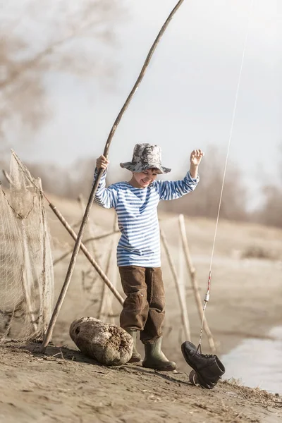 Chłopiec połowów na brzegu rzeki — Zdjęcie stockowe