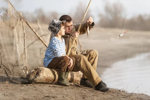 Ragazzi che pescano sul fiume — Foto Stock