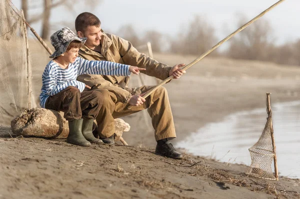 Хлопчики рибалять на річці — стокове фото