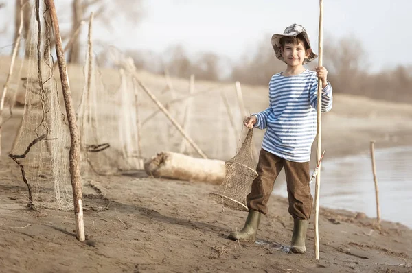 Ragazzo pesca sulla riva del fiume — Foto Stock