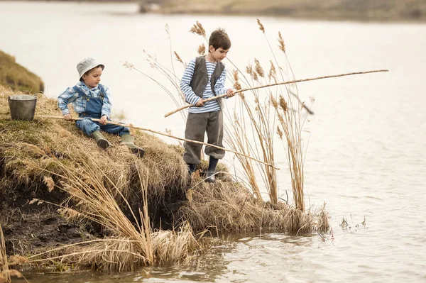 Niños pescando en el río — Foto de Stock