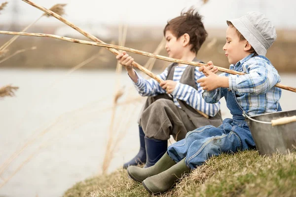 Boys fishing on the river — Stock Photo, Image